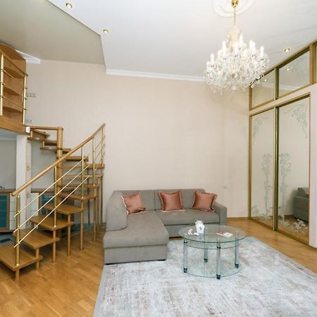 Stylish Two-Level Flat 2 Min From Khreschatyk キエフ エクステリア 写真